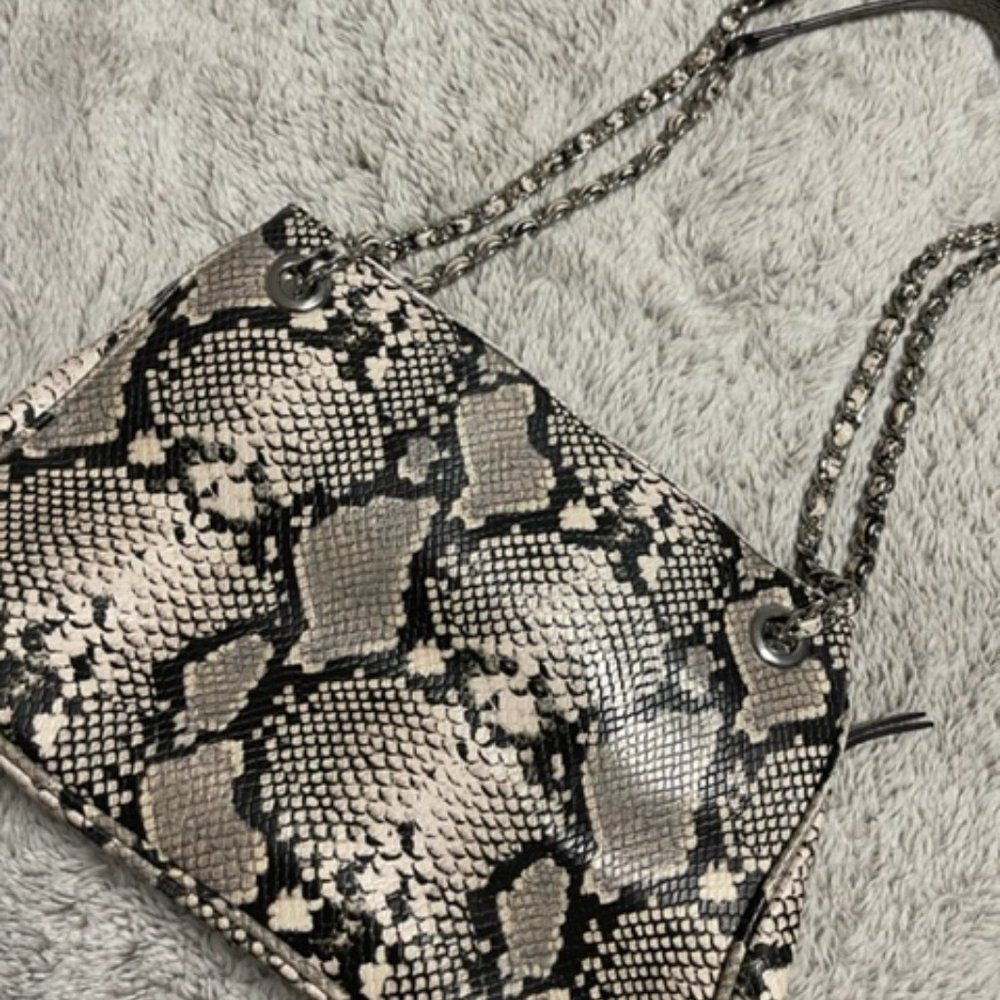 INC DELIZ CHAIN SHOULDER BAG SNAKESKIN/SILVER